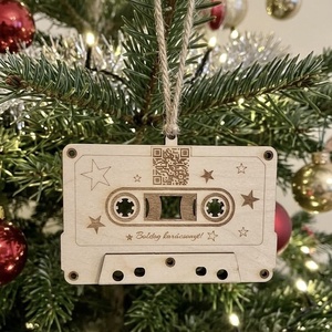 Egyedi fa retro kazett karácsonyfadísz QR-kódos kivitelben - Meska.hu