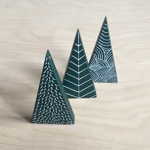 3 db fenyő háromszög dísz - mohazöld, Karácsony, Karácsonyi lakásdekoráció, Karácsonyfadíszek, Famegmunkálás, Festett tárgyak, MESKA