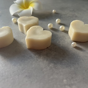Természetes szívecske alakú kókuszos-vaníliás illatviasz � kézműves wax melt - Meska.hu