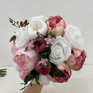 Rózsaszín, fehér bazsarózsás és rózsás menyasszonyi örökcsokor, Esküvő, Menyasszonyi- és dobócsokor, Virágkötés, MESKA