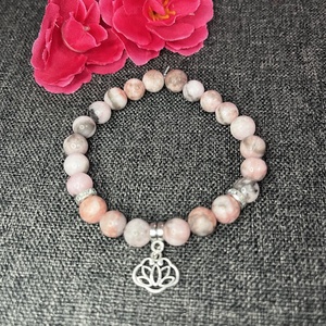 Zebra jáspis karkötő lótusz medállal - ékszer - karkötő - gyöngyös karkötő - Meska.hu