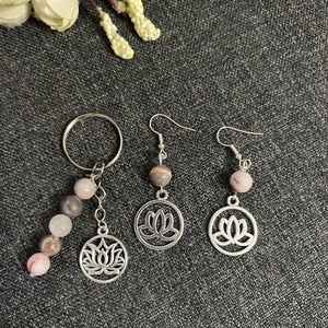 Zebra jáspis fülbevaló és kulcstartó lótusz medállal - ékszer - fülbevaló - lógó fülbevaló - Meska.hu