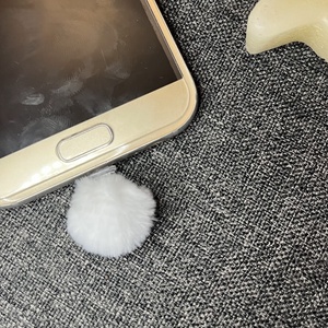 Pompom mobildísz porvédő (C típus vagy Iphone) - táska & tok - pénztárca & más tok - telefontok - Meska.hu