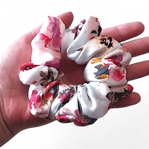 Tavaszi virágcsokor szatén scrunchie / scrunchy hajgumi - ruha & divat - hajdísz & hajcsat - hajgumi - Meska.hu