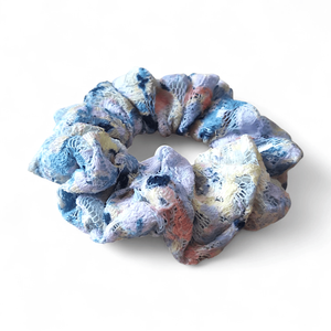 Kék alapon színes csipke scrunchie / scrunchy hajgumi - ruha & divat - hajdísz & hajcsat - hajgumi - Meska.hu