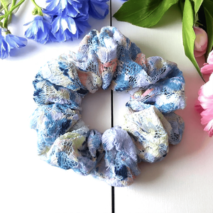Kék alapon színes csipke scrunchie / scrunchy hajgumi, Ruha & Divat, Hajdísz & Hajcsat, Hajgumi, Varrás, MESKA