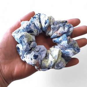 Kék alapon színes csipke scrunchie / scrunchy hajgumi - ruha & divat - hajdísz & hajcsat - hajgumi - Meska.hu