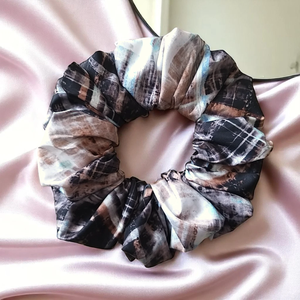 Elegáns barna-fekete mintás szatén scrunchie / scrunchy hajgumi, Ruha & Divat, Hajdísz & Hajcsat, Hajgumi, Varrás, MESKA