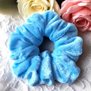 Világoskék plüss scrunchie / scrunchy hajgumi, Ruha & Divat, Hajdísz & Hajcsat, Hajgumi, Varrás, MESKA