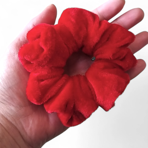 Piros plüss scrunchie / scrunchy hajgumi - ruha & divat - hajdísz & hajcsat - hajgumi - Meska.hu