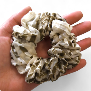 Csíkos barnás scrunchie / scrunchy hajgumi - ruha & divat - hajdísz & hajcsat - hajgumi - Meska.hu
