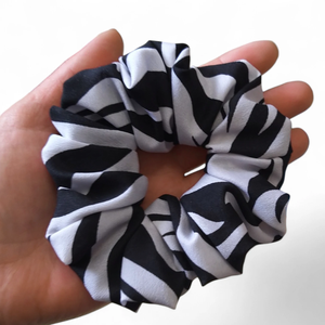 Zebra mintás scrunchie / scrunchy hajgumi - ruha & divat - hajdísz & hajcsat - hajgumi - Meska.hu