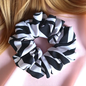 Zebra mintás scrunchie / scrunchy hajgumi - Meska.hu