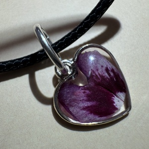 Kicsi szegfű - nyaklánc , Ékszer, Nyaklánc, Medálos nyaklánc, Ékszerkészítés, MESKA