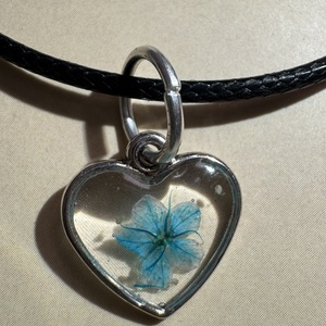 Lebegő kék virág - nyaklánc  - ékszer - nyaklánc - medálos nyaklánc - Meska.hu