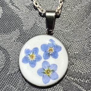 Nefelejcs trió - medál nyakláncon, Ékszer, Nyaklánc, Medálos nyaklánc, Ékszerkészítés, MESKA