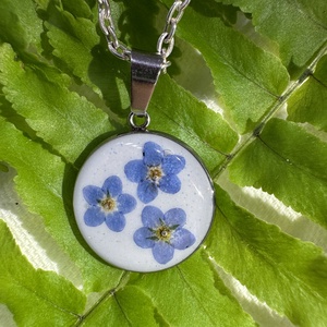 Nefelejcs trió - medál nyakláncon, Ékszer, Nyaklánc, Medálos nyaklánc, Ékszerkészítés, MESKA