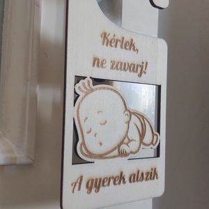 A baba alszik ajtóakasztó, figyelmeztető tábla - otthon & életmód - babaszoba, gyerekszoba - babaszoba dekoráció - Meska.hu