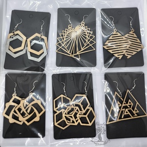 Fából készült egyedi fülbevaló, geometrikus hosszú fülbevaló - ékszer - fülbevaló - lógó fülbevaló - Meska.hu