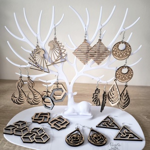 Fából készült egyedi fülbevaló, geometrikus hosszú fülbevaló - ékszer - fülbevaló - lógó fülbevaló - Meska.hu