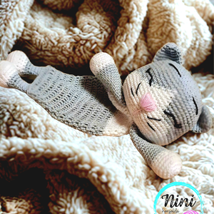 Cicás alvóka, Játék & Sport, Plüssállat & Játékfigura, Cica, , Mercelizált pamut fonalból horgolt alvóka, antiallergén töltettel.
Hímzett részletekkel van ellátva..., MESKA