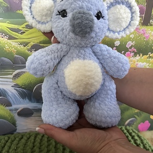 Plüss koala, Játék & Sport, Plüssállat & Játékfigura, Maci, Horgolás, 
 Horgolt koala plüss mérete:

25 cm magas, ülve 21 cm magas, 14 cm széles.

 

Alapanyagok:

Minős..., MESKA