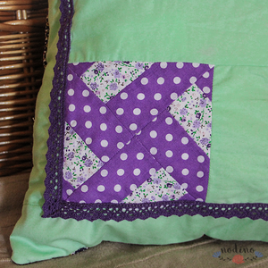 Lila-zöld patchwork párnahuzat, csipkével (40 x 40 cm), díszpárna - otthon & életmód - lakástextil - párna & párnahuzat - Meska.hu