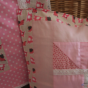 Rózsaszín patchwork párnahuzat csipke díszítéssel, mackó mintával (46 x 46 cm) - otthon & életmód - babaszoba, gyerekszoba - gyerek díszpárna - Meska.hu