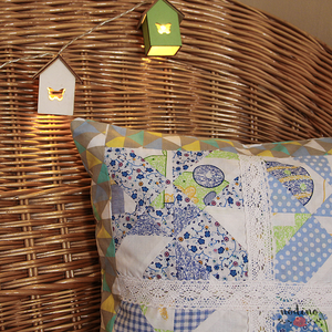 Kék patchwork párnahuzat csipkével, díszpárna (39 x 39 cm) - otthon & életmód - lakástextil - párna & párnahuzat - Meska.hu