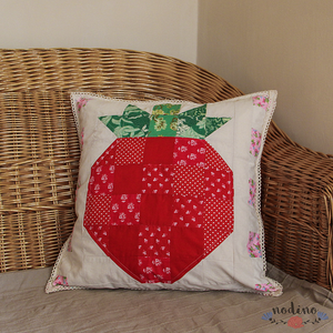 Patchwok díszpárnahuzat eper motívummal, csipkével (50 x 50 cm), Otthon & Életmód, Lakástextil, Párna & Párnahuzat, Patchwork, foltvarrás, Varrás, MESKA
