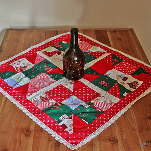 Dekoratív, csipkés karácsonyi, adventi terítő patchwork technikával - Meska.hu