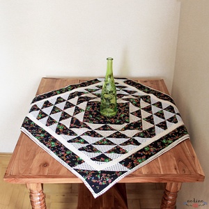 Négyszögletes virágmintás patchwork terítő csipkével dekorálva (fekete, fehér, zöld, narancssárga) 83 x 83 cm  - Meska.hu