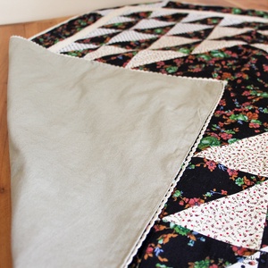 Négyszögletes virágmintás patchwork terítő csipkével dekorálva (fekete, fehér, zöld, narancssárga) 83 x 83 cm  - otthon & életmód - konyhafelszerelés, tálalás - Meska.hu
