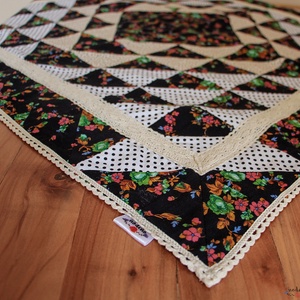Négyszögletes virágmintás patchwork terítő csipkével dekorálva (fekete, fehér, zöld, narancssárga) 83 x 83 cm  - otthon & életmód - konyhafelszerelés, tálalás - Meska.hu