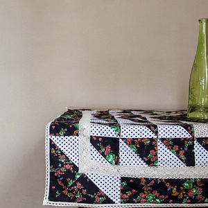 Négyszögletes virágmintás patchwork terítő csipkével dekorálva (fekete, fehér, zöld, narancssárga) 83 x 83 cm  - otthon & életmód - konyhafelszerelés, tálalás - Meska.hu