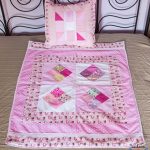 Csipkés rózsaszín patchwork babatakaró, applikált kutya mintával, mackó mintával  (100 x 82 cm) - Meska.hu