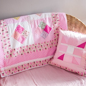 Csipkés rózsaszín patchwork babatakaró, applikált kutya mintával, mackó mintával  (100 x 82 cm) - otthon & életmód - babaszoba, gyerekszoba - babatakaró, gyerek pléd - Meska.hu