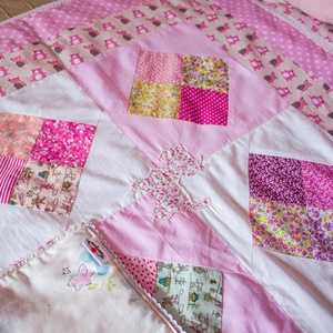 Csipkés rózsaszín patchwork babatakaró, applikált kutya mintával, mackó mintával  (100 x 82 cm) - otthon & életmód - babaszoba, gyerekszoba - babatakaró, gyerek pléd - Meska.hu