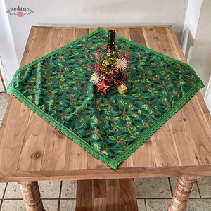 Karácsonyi, adventi terítő, zöld csipke szegéllyel zöld-piros magyal mintával - Meska.hu