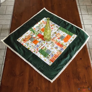 Négyszögletes vidám mintás patchwork terítő csipkével dekorálva (fehér, zöld, narancssárga) 73 x 73 cm  - Meska.hu