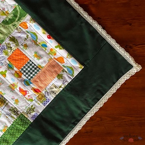 Négyszögletes vidám mintás patchwork terítő csipkével dekorálva (fehér, zöld, narancssárga) 73 x 73 cm  - otthon & életmód - konyhafelszerelés, tálalás - tálalás - terítő - Meska.hu
