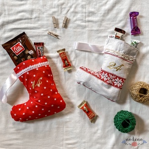 Adventi naptár, akasztós  piros fehér csizma naptár, csipke díszítéssel, karácsonyi dekoráció (24 darab) - Meska.hu