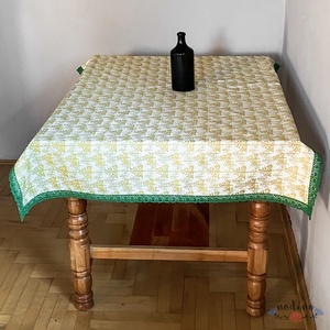 Karácsonyi, adventi csipke szegélyes terítő, arany fenyőfa mintával, zöld csipke szegéllyel (98x140cm) - karácsony - karácsonyi lakásdekoráció - Meska.hu