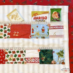 Zsebes adventi naptár, akasztós, csipke díszítéssel és mintás gombokkal, arany számokkal - karácsony - adventi díszek - adventi naptár - Meska.hu
