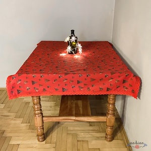 Karácsonyi, adventi csipke szegélyes terítő, arany-lila fenyőfa mintával, piros csipke szegéllyel (90x127 cm) - Meska.hu
