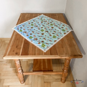 Karácsonyi, adventi mintás kék terítő, fehér csipke szegéllyel, asztalközép (63x63cm) - karácsony - karácsonyi lakásdekoráció - ünnepi asztaldekoráció - Meska.hu