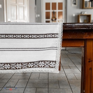 Fehér terítő barna csíkos népi mintával, fehér csipke szegéllyel (90x140 cm) - Meska.hu