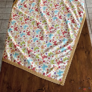 Tavaszi csipke szegélyes terítő, pillangó mintával és arany csipkével (90 x 140cm) - otthon & életmód - dekoráció - asztal és polc dekoráció - asztaldísz - Meska.hu