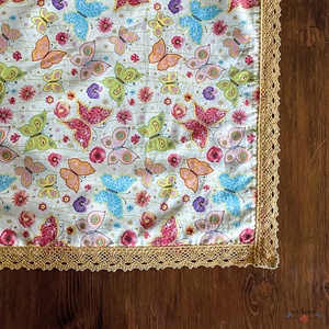 Tavaszi csipke szegélyes terítő, pillangó mintával és arany csipkével (90 x 140cm) - otthon & életmód - dekoráció - asztal és polc dekoráció - asztaldísz - Meska.hu