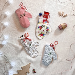 Adventi naptár, 24 db akasztós, színes egyujjas kesztyű, csipkével, csillogó zöld számokkal, karácsonyi dekoráció - Meska.hu